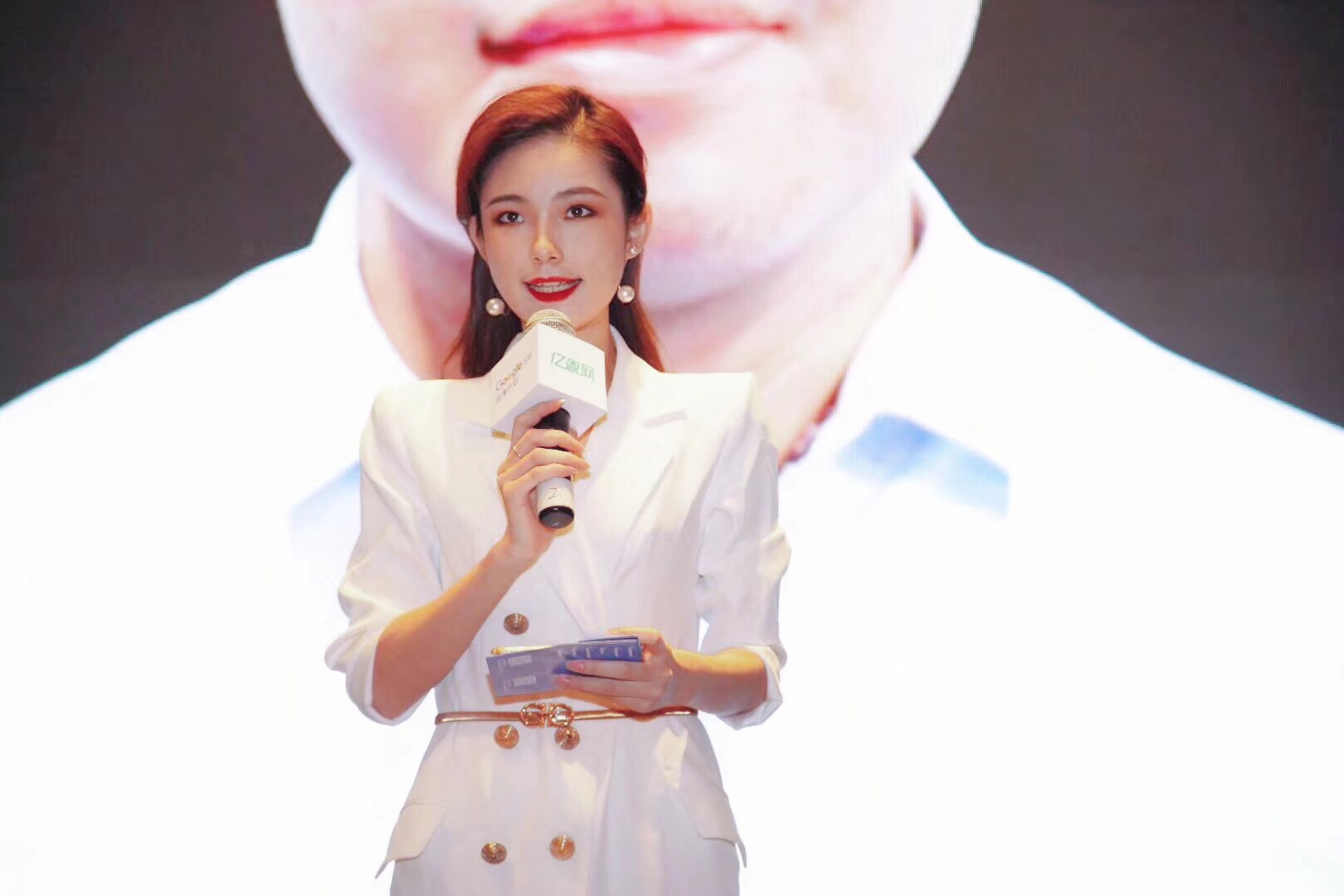2019央视春晚主持人有张“深圳脸” 她是这样的女主播_广东频道_凤凰网